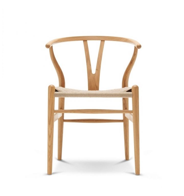 Frontansicht des hellen CH24 Wishbone Chair Stuhls von Carl Hansen mit geflochtener Sitzfläche.